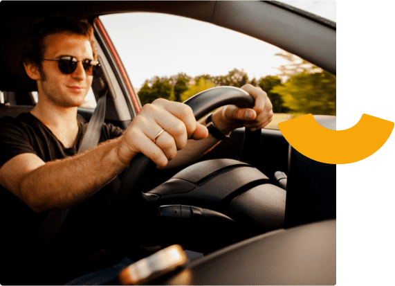 Homem com óculos de sol dirigindo um carro